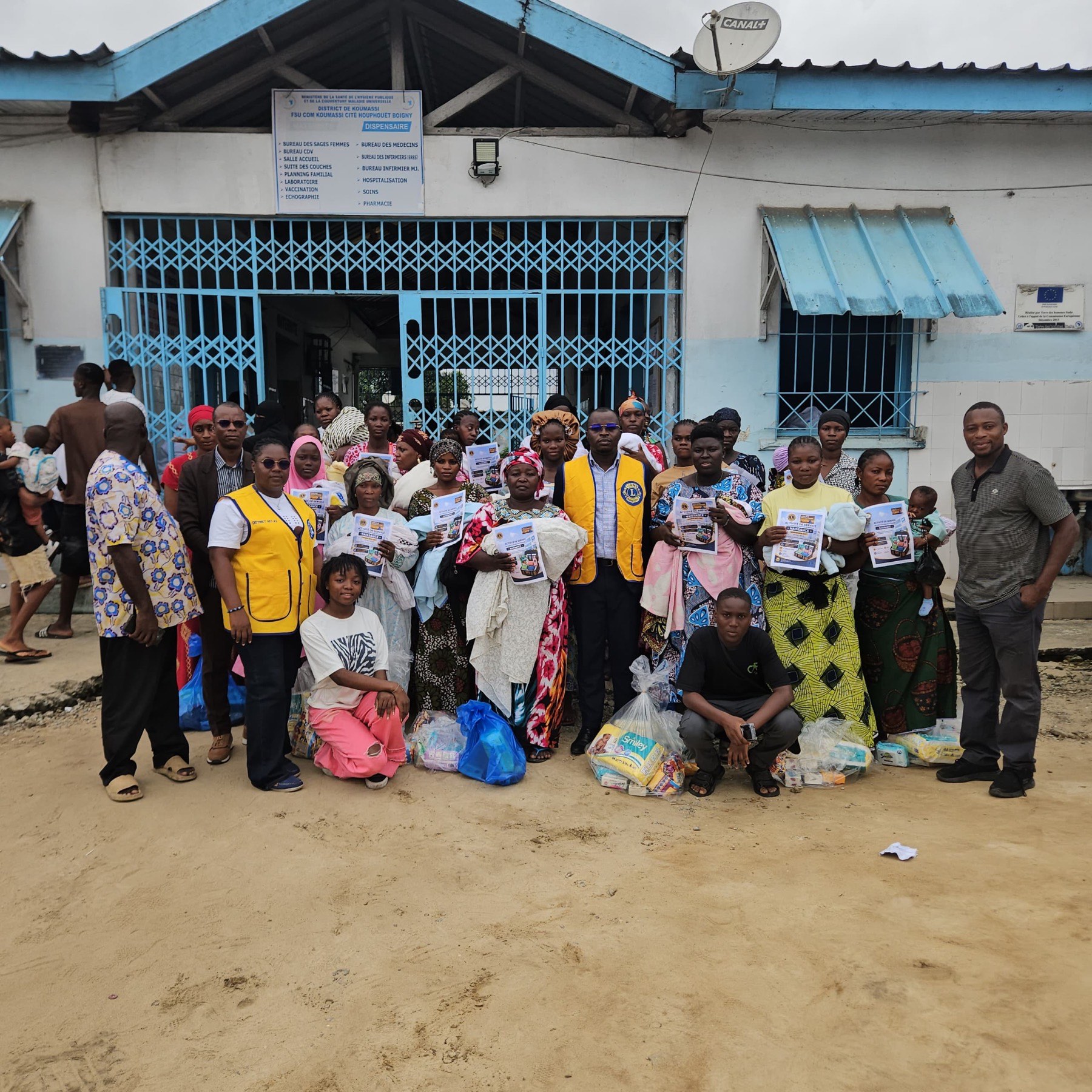 Équipe du Lions Club Abidjan Pyramide et bénéficiaires réunis devant un centre de santé