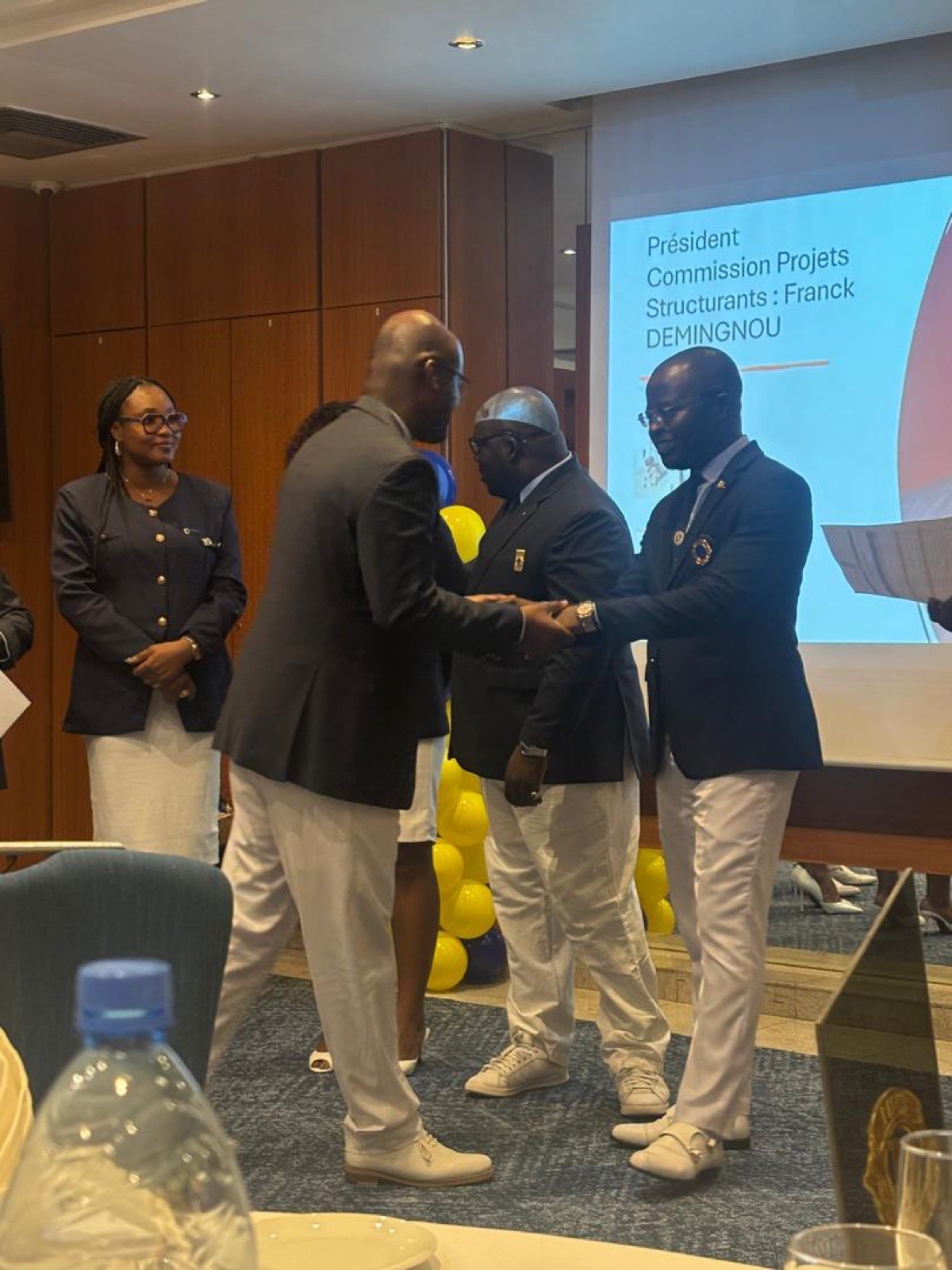Membres du bureau du Lions Club Abidjan Pyramide lors d'une cérémonie officielle