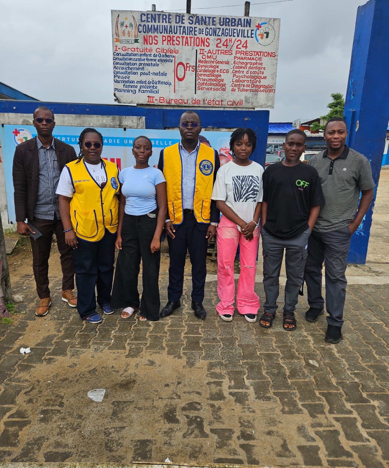 Équipe du Lions Club Abidjan Pyramide devant le Centre de Santé Urbain Communautaire de Gonzagueville